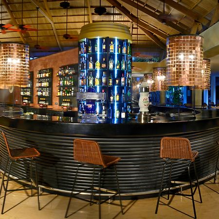 Catalonia Punta Cana Exterior foto The bar at the lobby
