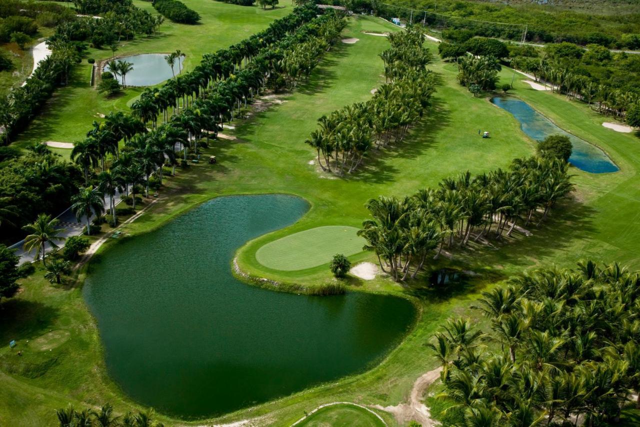 Catalonia Punta Cana Exterior foto Golf course at Hard Rock Hotel