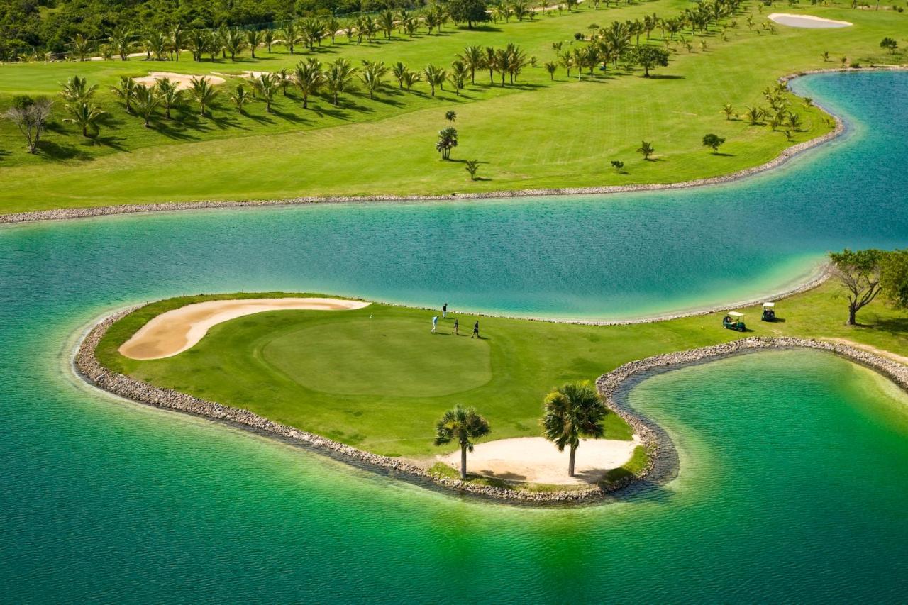 Catalonia Punta Cana Exterior foto Golf course at Jumeirah Islands