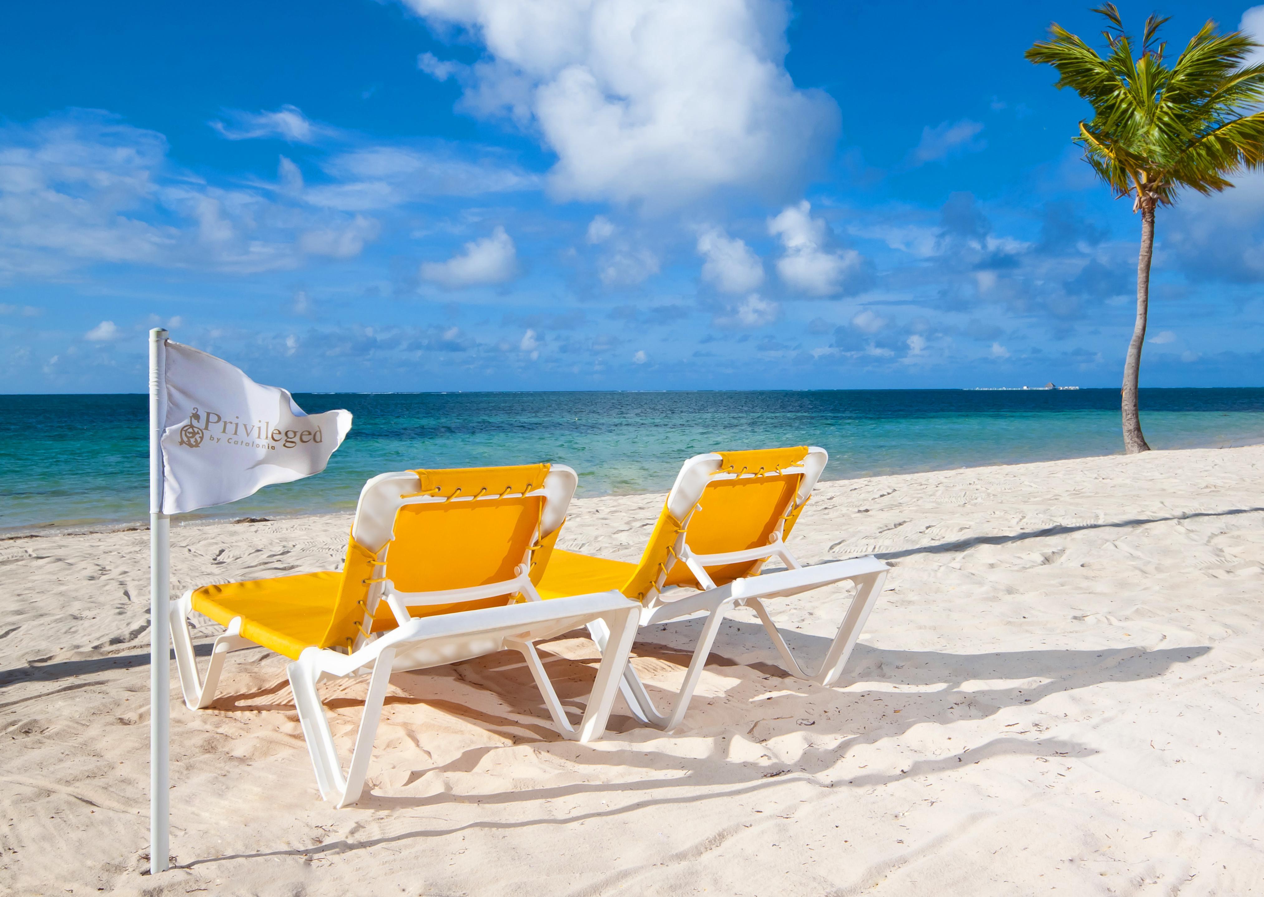 Catalonia Punta Cana Exterior foto Beach chairs on a beach
