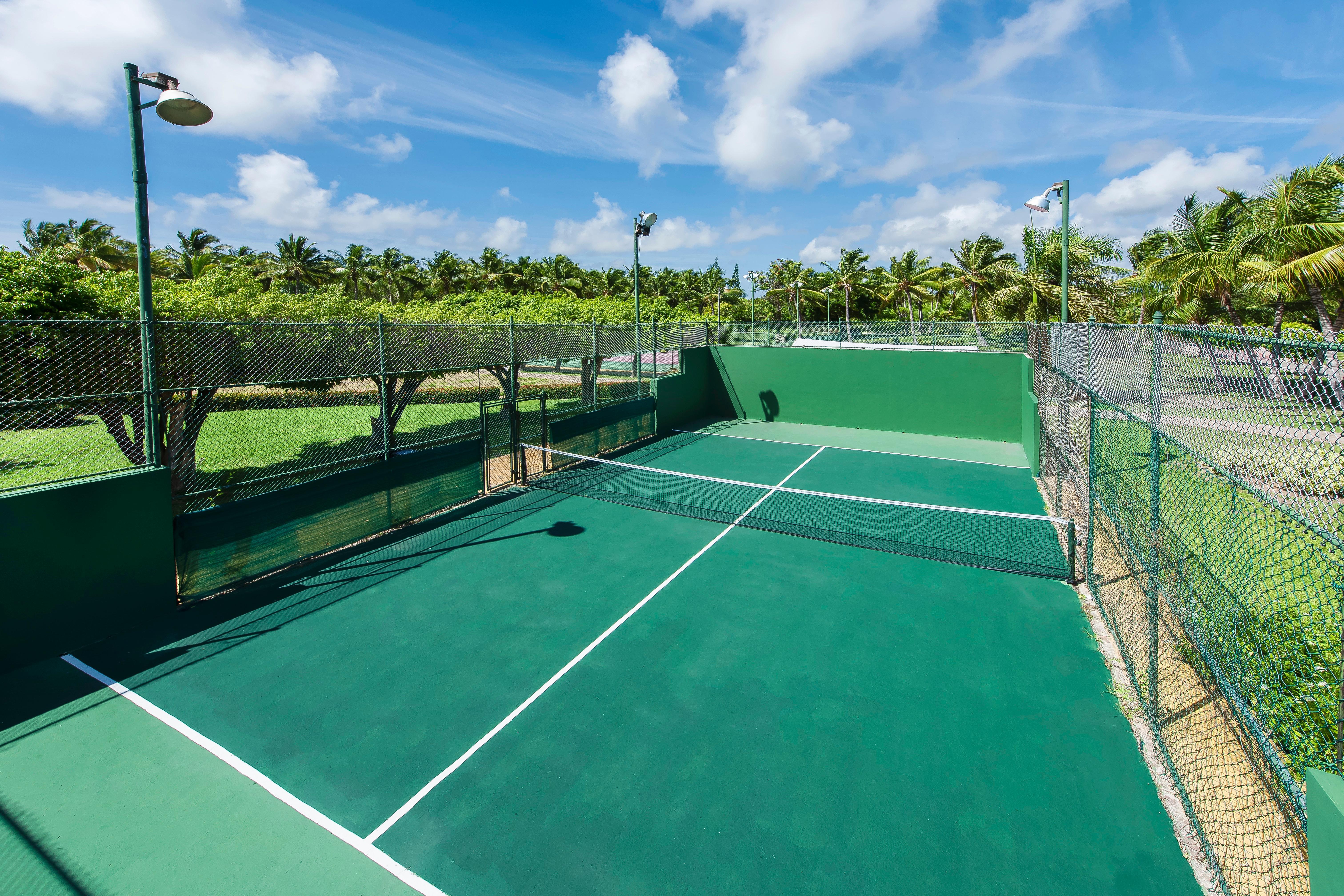 Catalonia Punta Cana Exterior foto Tennis court at Boca Raton Resort