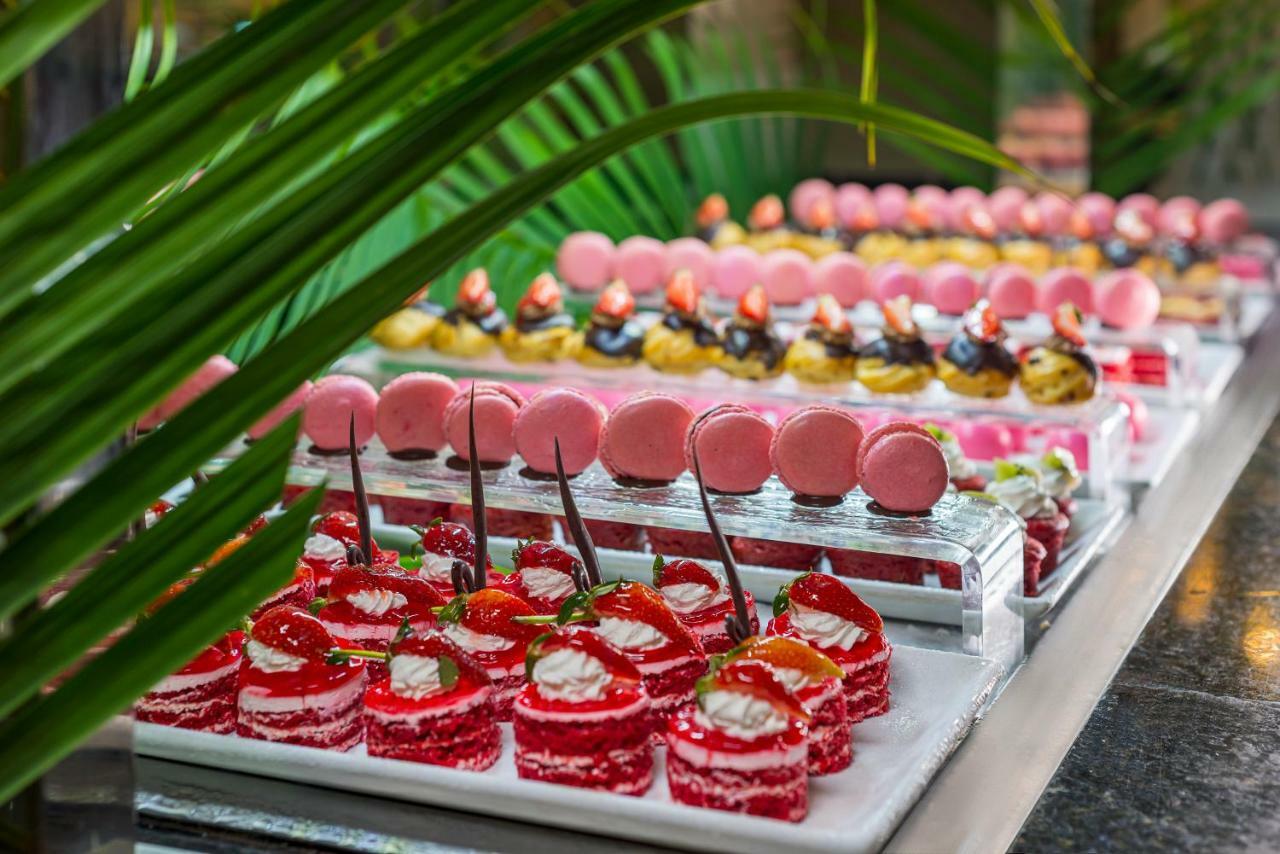 Catalonia Punta Cana Exterior foto A selection of desserts